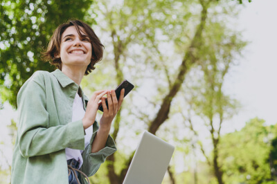 A women outside on her laptop